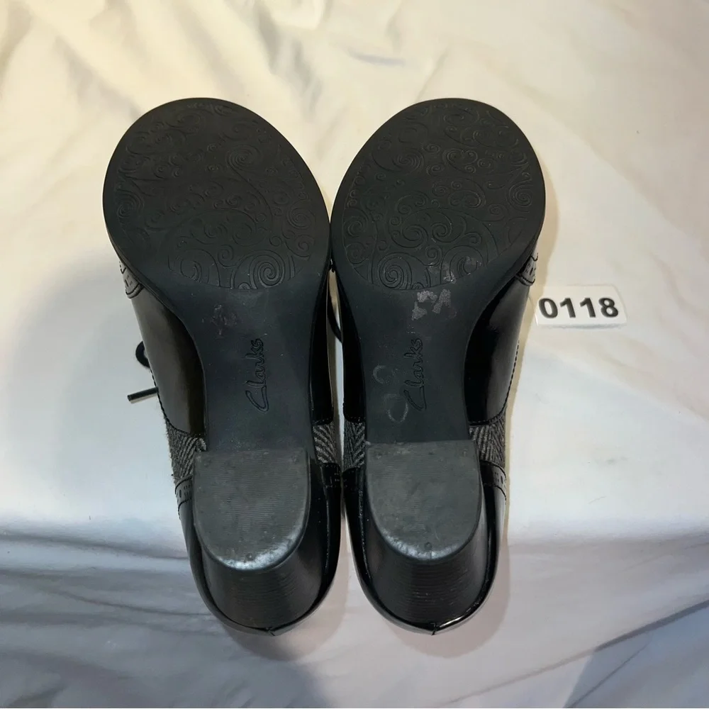 Clarks Artisan Black and Gray Women's Oxford Heels - Picture 7 of 9